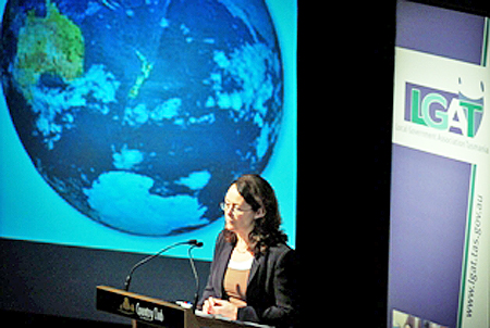 Kate Crowley addresses a conference of the Local Government Association of Tasmania, 19 June 2008 (PHOTO PHILLIP BIGGS)